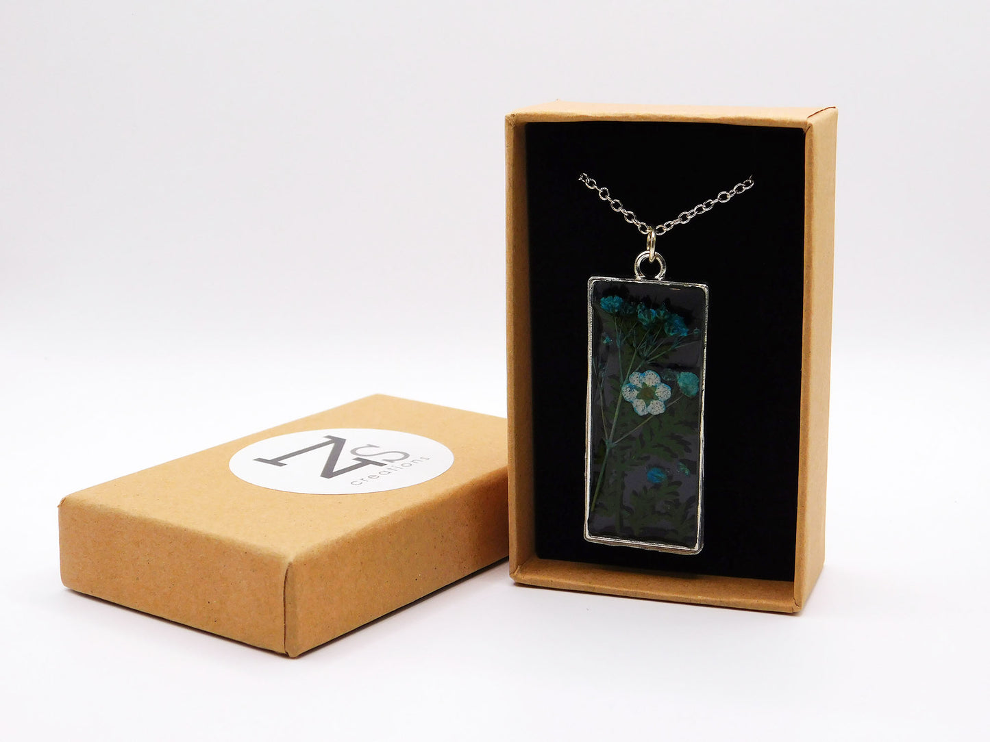 Pendentifs en cadre ouvert avec chaîne