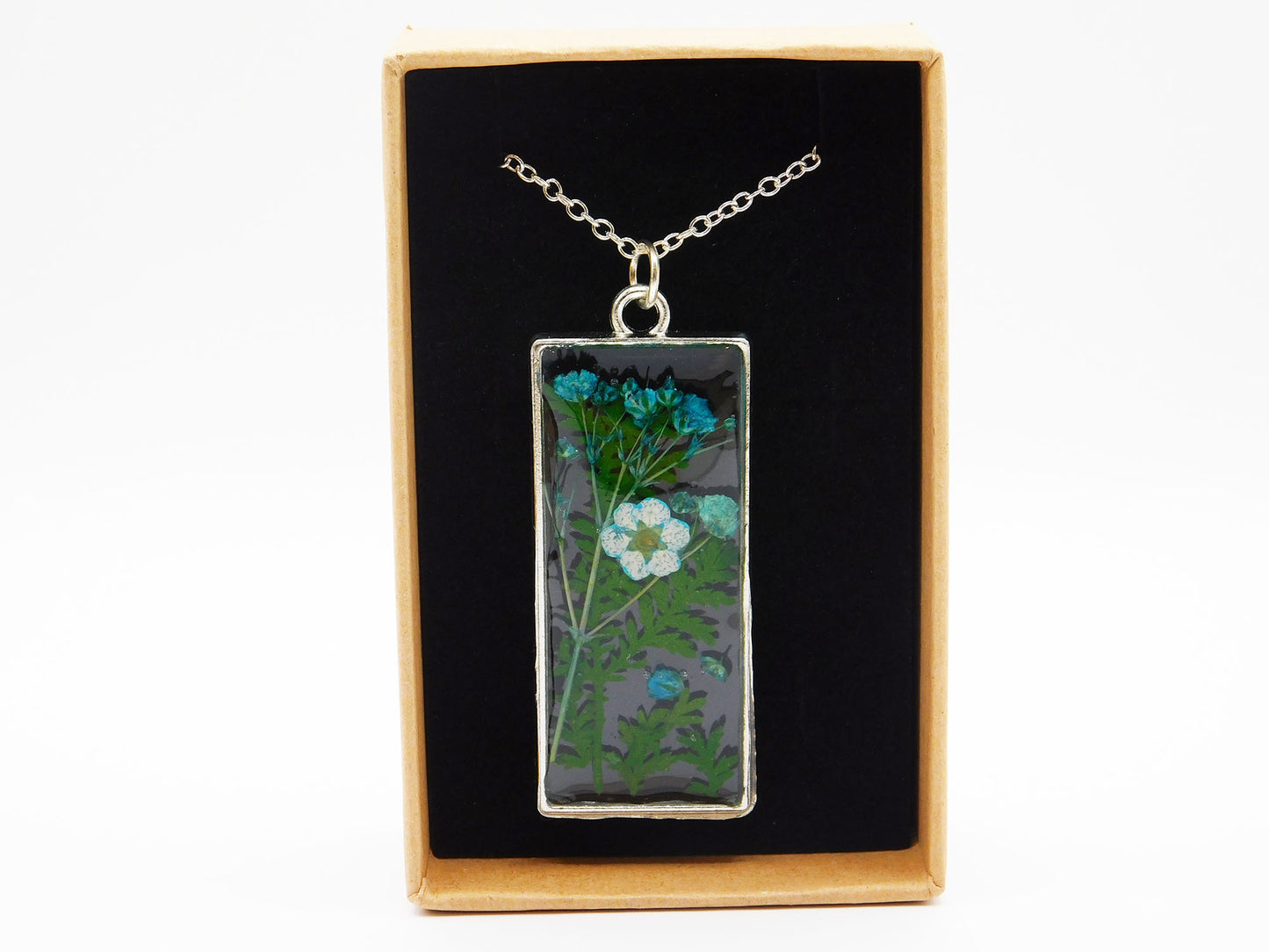 Pendentifs en cadre ouvert avec chaîne